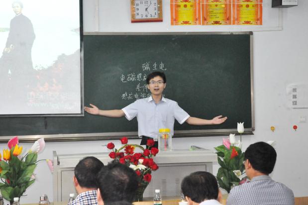 张麟祥同学慷慨激昂的朗诵